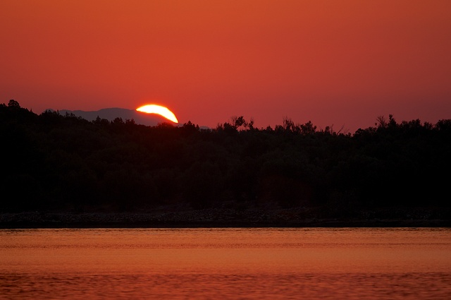 Východ slunce nad mořem Nikon D90, ohnisko 300 mm (ekv. 450 mm), ISO 200, f/4, čas 1/500 s, bez blesku © Michal Krause