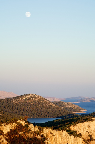 Měsíc nad slaným jezerem Mir Nikon D90, ohnisko 90 mm (ekv. 135 mm), ISO 400, f/8, čas 1/200 s, korekce +2/3 EV, bez blesku © Michal Krause