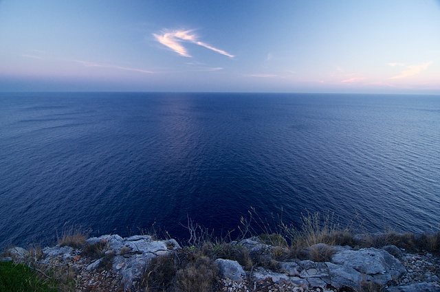 Výhled z bílých útesů Nikon D90, ohnisko 12 mm (ekv. 18 mm), ISO 640, f/6,3, čas 1/15 s, korekce -1/3 EV, bez blesku © Michal Krause