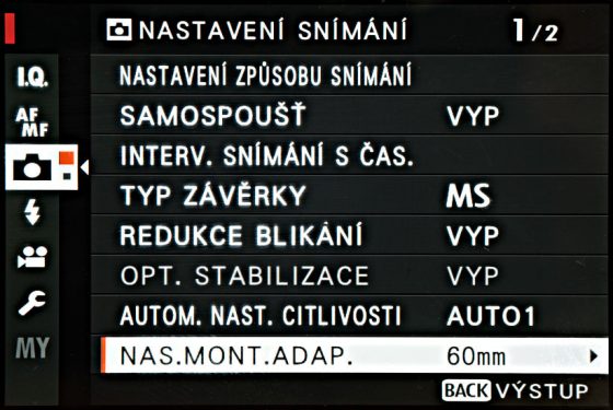 Funkce nastavení ohniskové vzdálenosti pro manuální objektivy – v některých fotoaparátech může být až na druhé straně voleb focení.